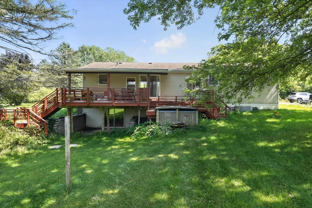 15601 Devonshire Pinckney, MI 48169