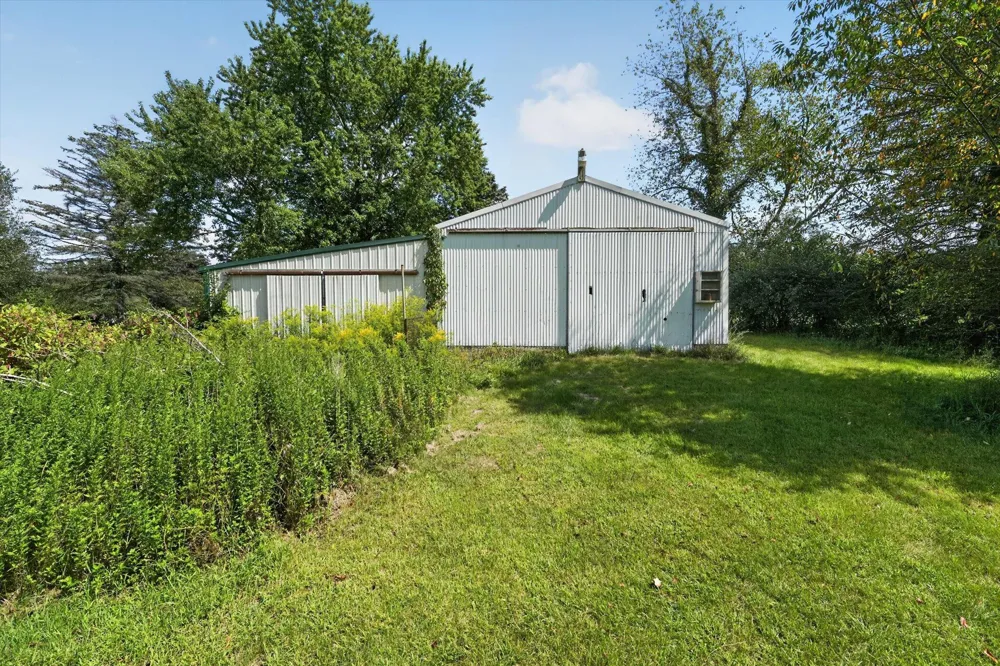 15601 Devonshire Pinckney, MI 48169