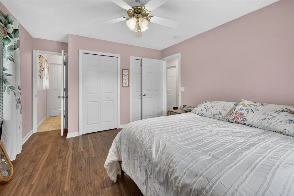 15601 Devonshire Pinckney, MI 48169
