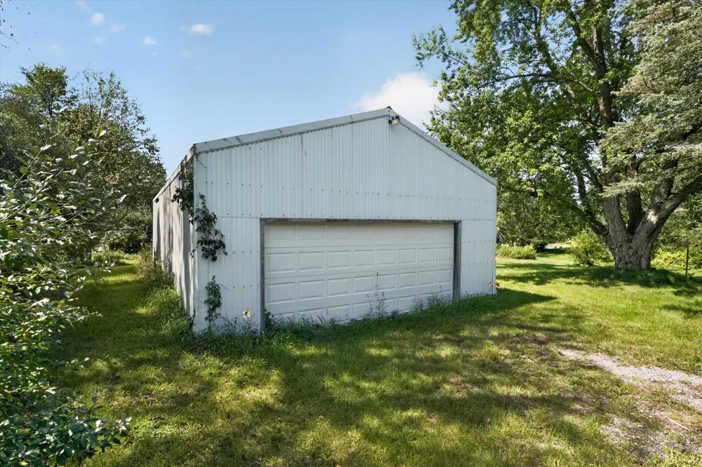 15601 Devonshire Pinckney, MI 48169