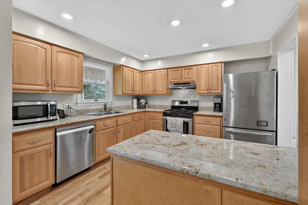 15601 Devonshire Pinckney, MI 48169