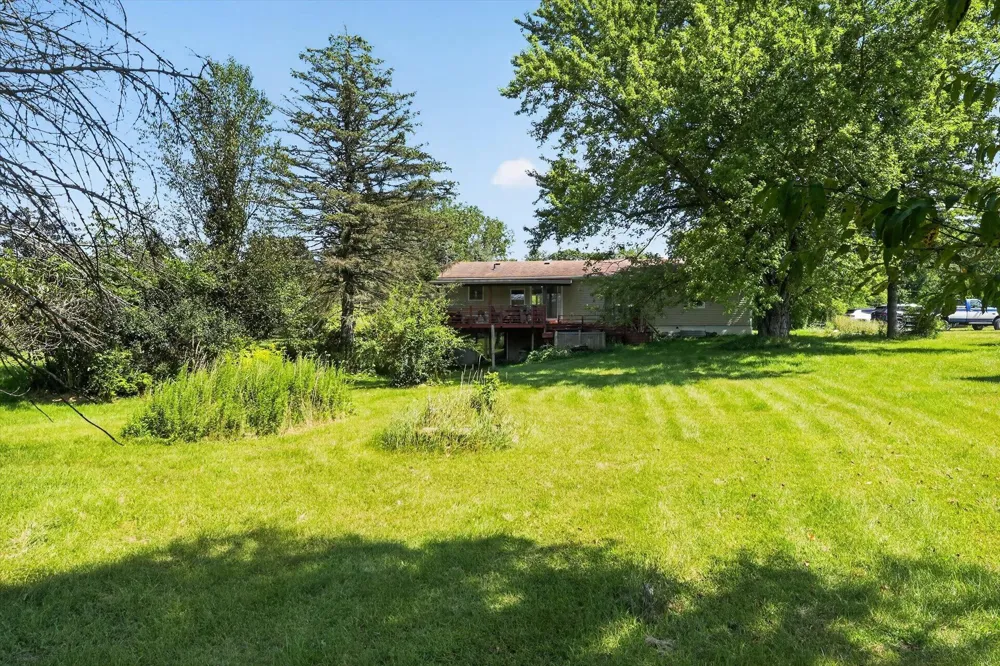 15601 Devonshire Pinckney, MI 48169