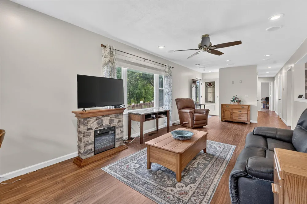 15601 Devonshire Pinckney, MI 48169