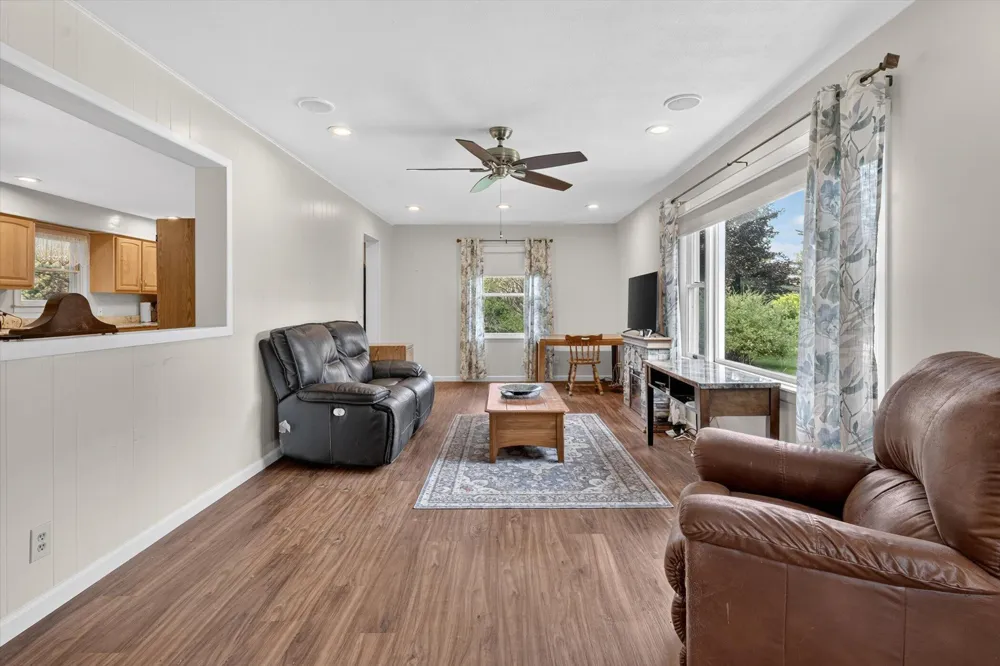 15601 Devonshire Pinckney, MI 48169