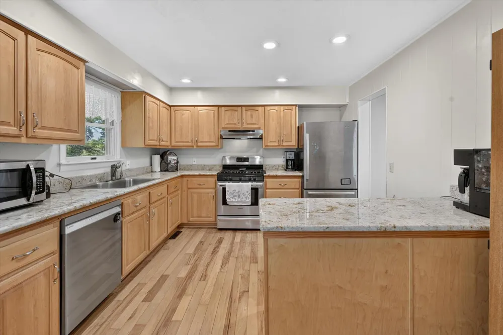 15601 Devonshire Pinckney, MI 48169