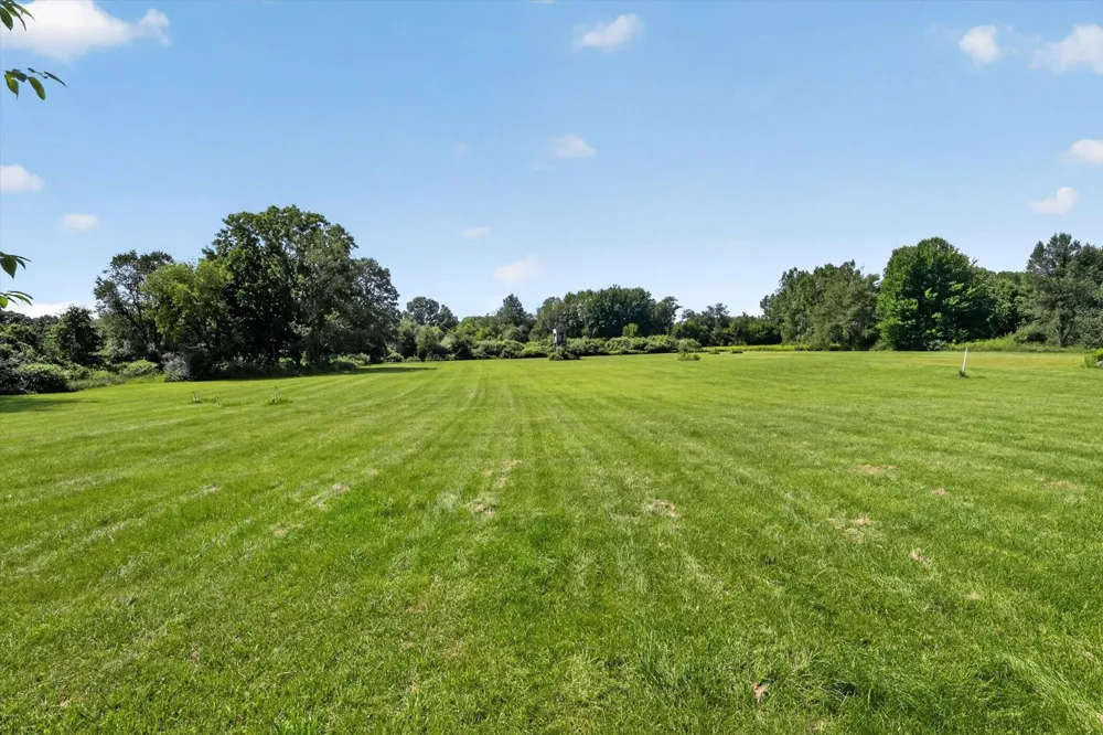 15601 Devonshire Pinckney, MI 48169