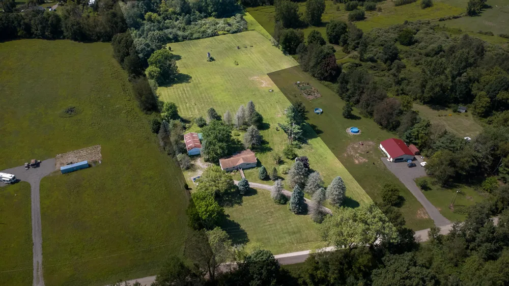 15601 Devonshire Pinckney, MI 48169