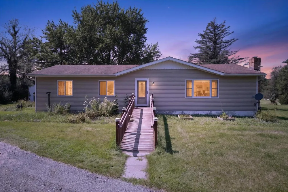 15601 Devonshire Pinckney, MI 48169