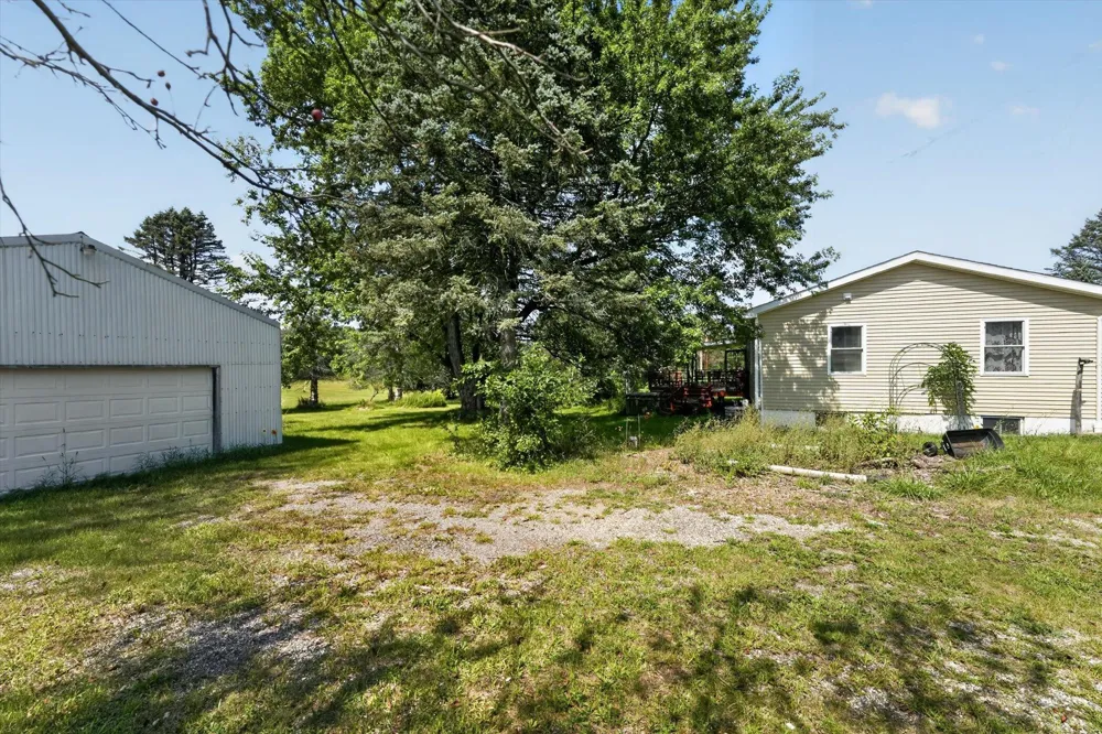 15601 Devonshire Pinckney, MI 48169