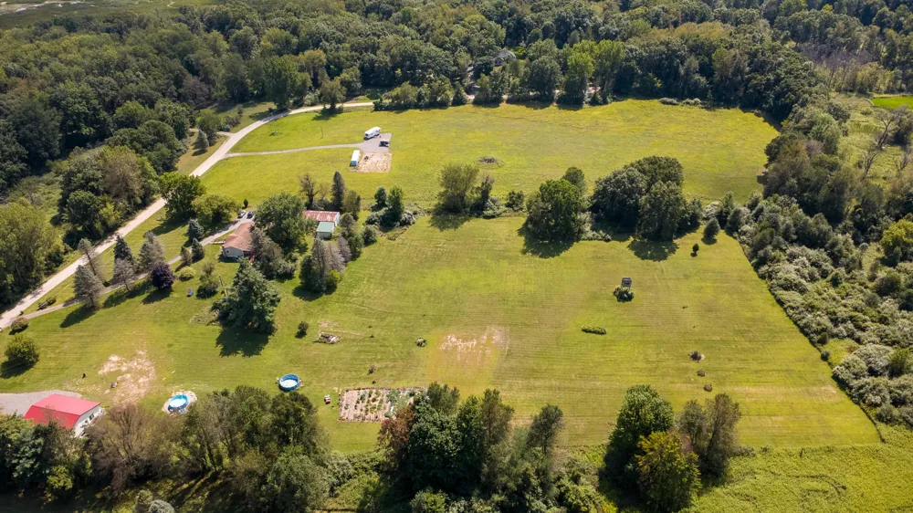 15601 Devonshire Pinckney, MI 48169