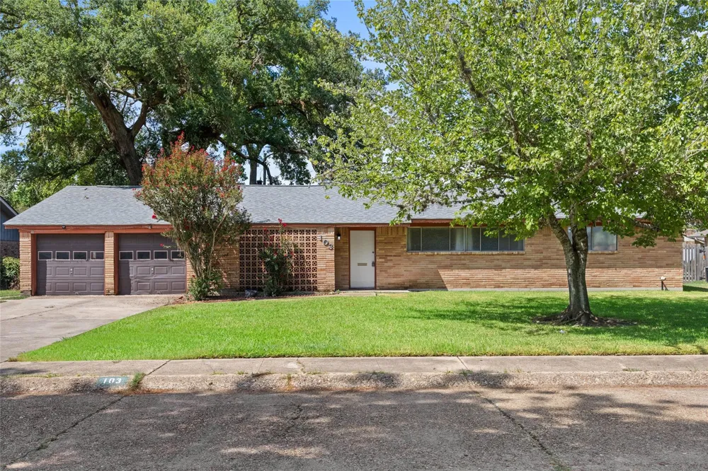 103 Ligustrum Street Lake Jackson, TX 77566