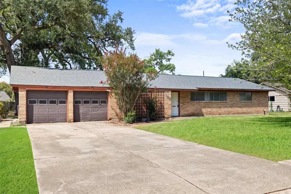 103 Ligustrum Street Lake Jackson, TX 77566