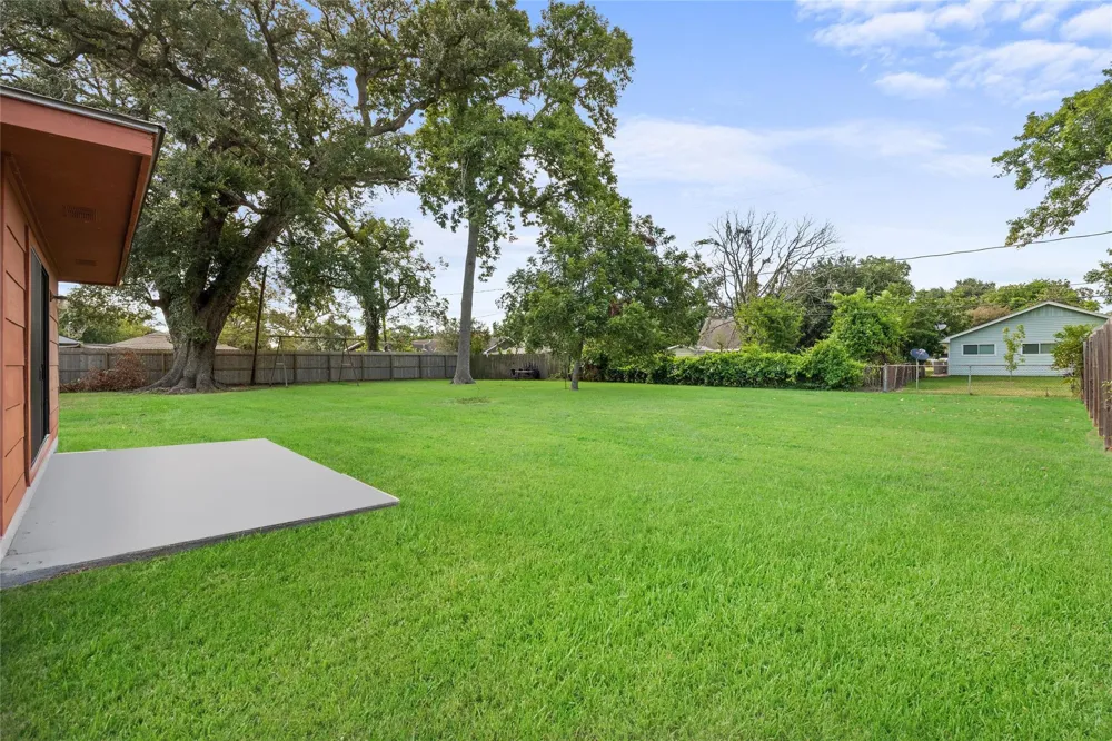 103 Ligustrum Street Lake Jackson, TX 77566