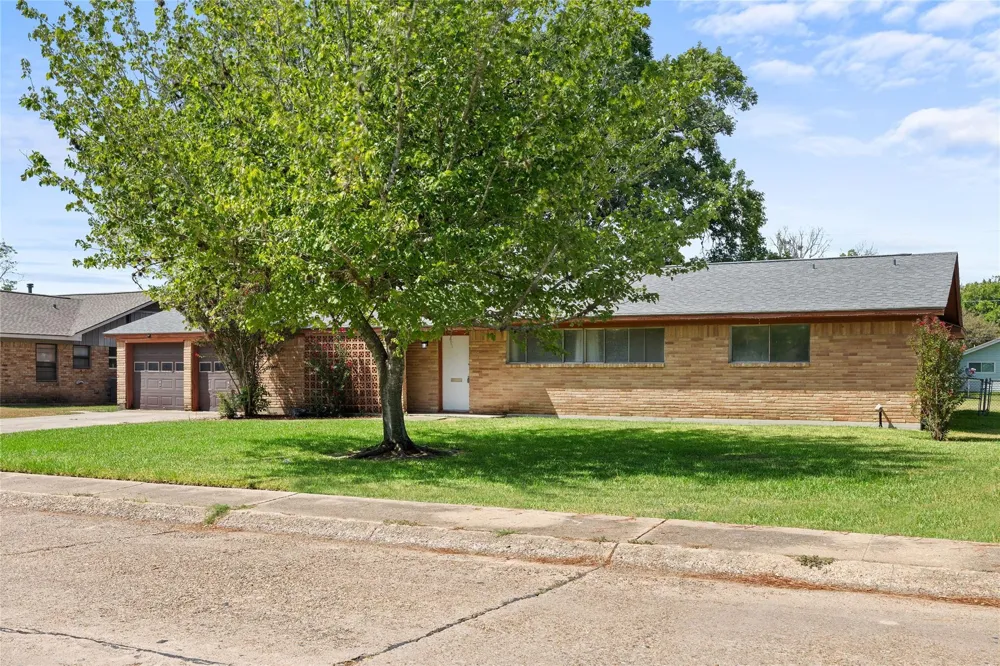 103 Ligustrum Street Lake Jackson, TX 77566