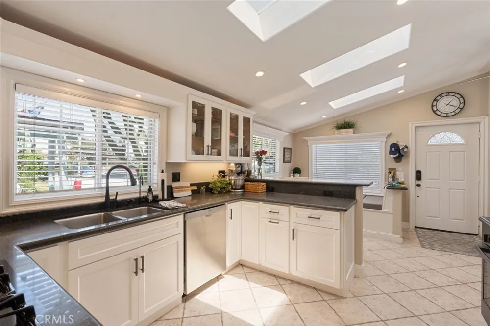 711 Huntington Huntington Beach, CA 92648