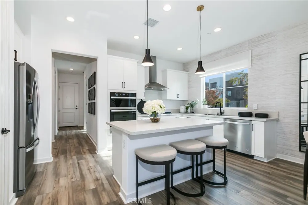 1085 Cadence Irvine, CA 92618