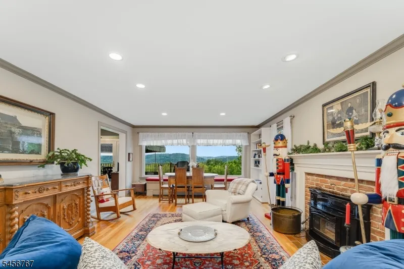 90 Old Farm Rd Holland, NJ 08848