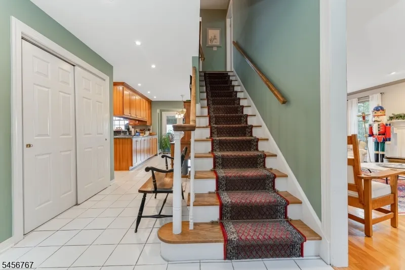 90 Old Farm Rd Holland, NJ 08848