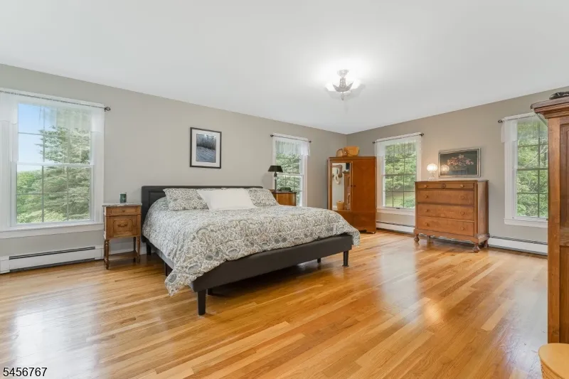 90 Old Farm Rd Holland, NJ 08848