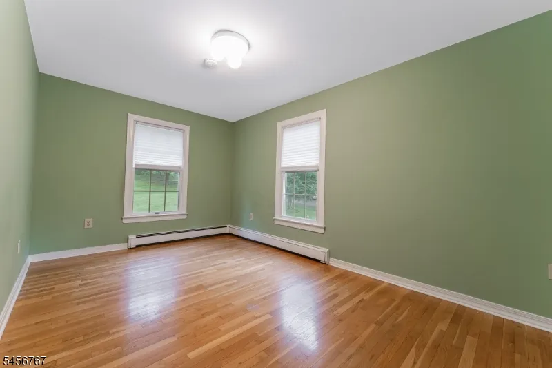 90 Old Farm Rd Holland, NJ 08848