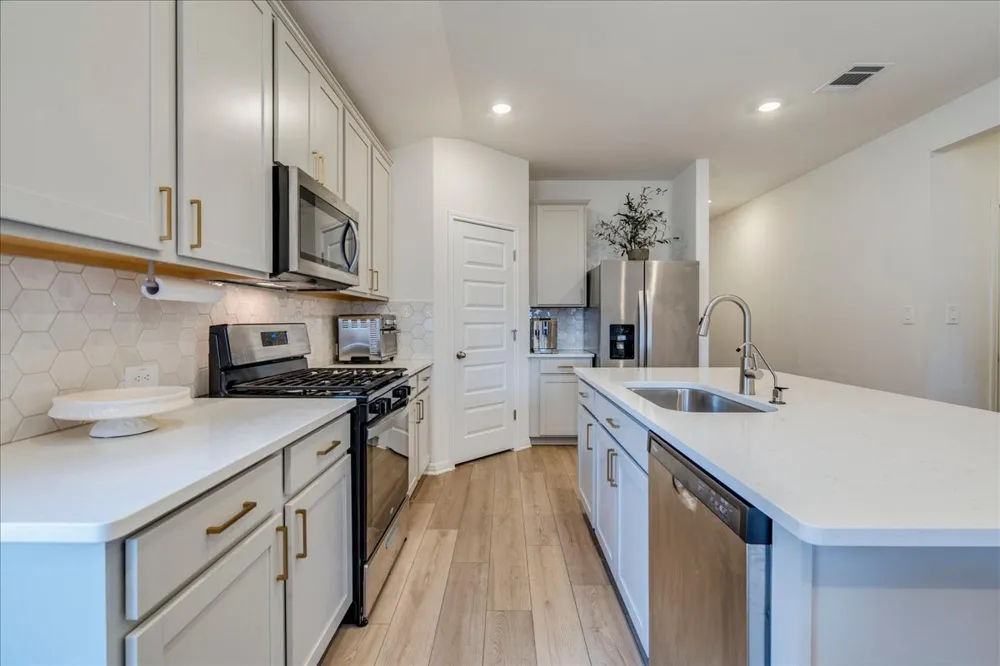 457 El Capitan Loop Dripping Springs, TX 78620