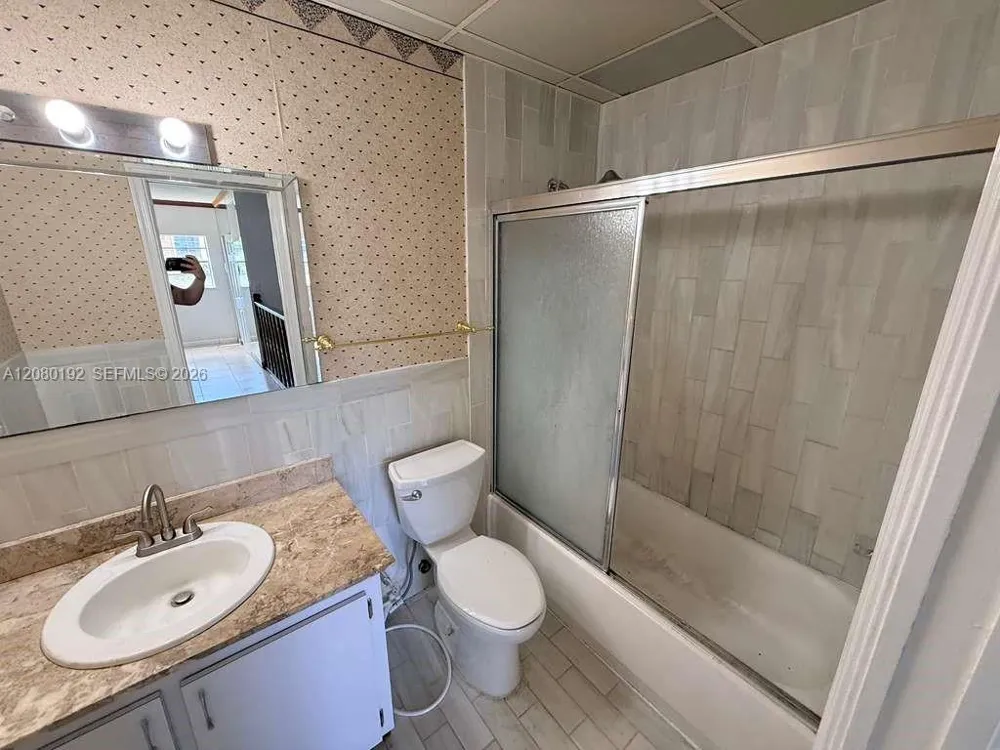 1300 W 53rd St #32 Hialeah, FL 33012