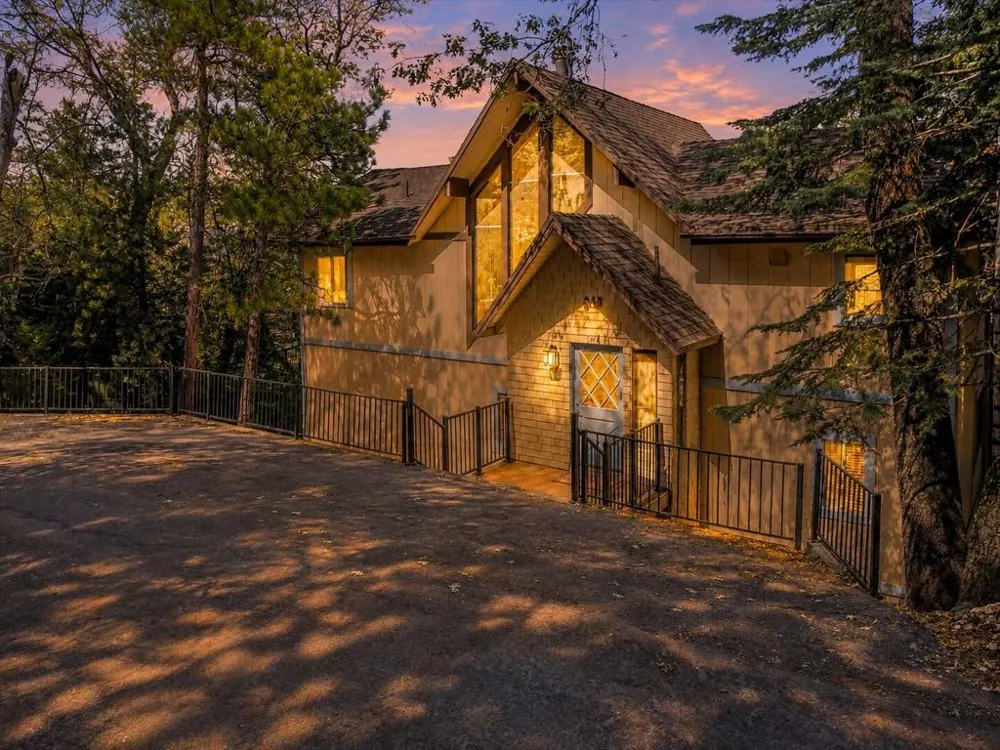 214 S Fairway Drive Lake Arrowhead, CA 92352