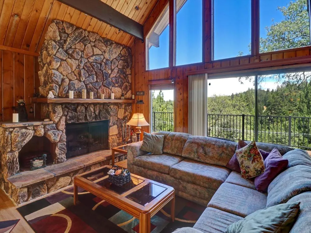 214 S Fairway Drive Lake Arrowhead, CA 92352