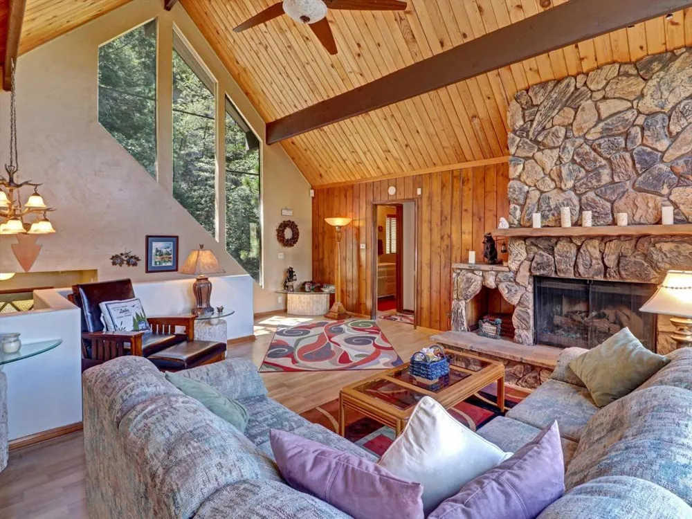 214 S Fairway Drive Lake Arrowhead, CA 92352