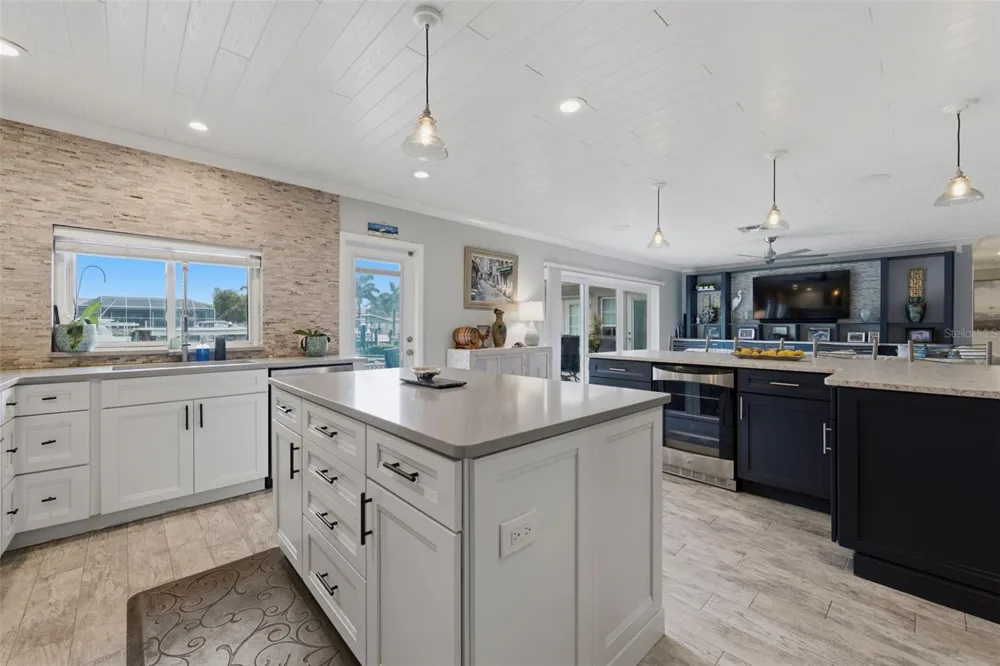 137 12TH STREET E Tierra Verde, FL 33715