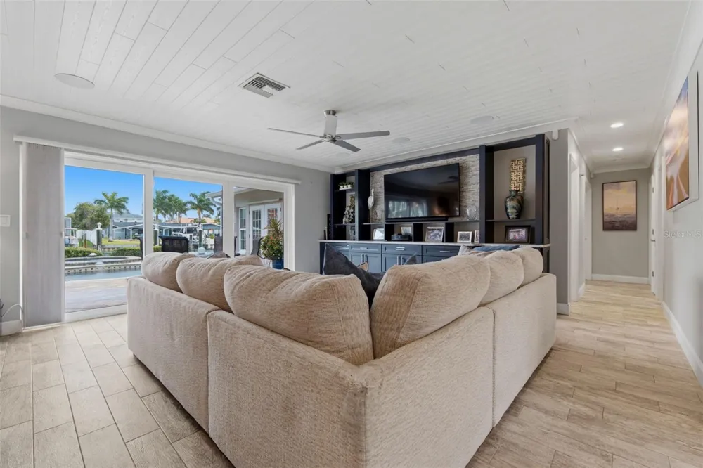 137 12TH STREET E Tierra Verde, FL 33715