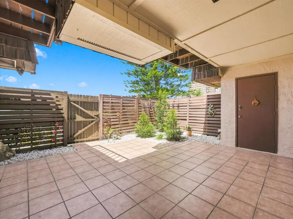 15314 E POND WOODS DRIVE #15314 Tampa, FL 33618