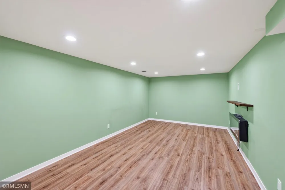 1864 8th Street White Bear Lake, MN 55110