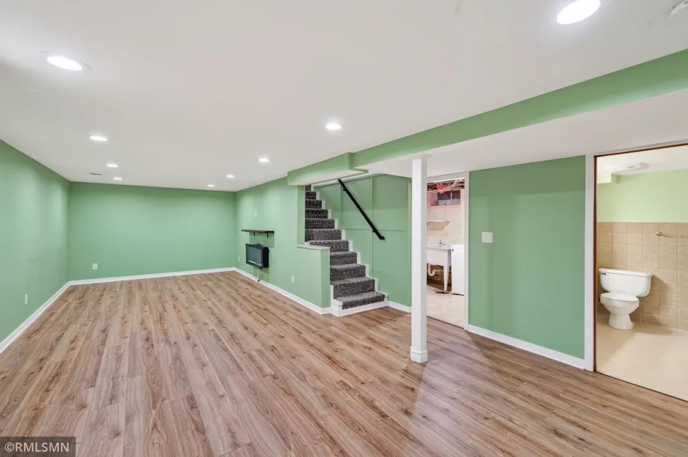 1864 8th Street White Bear Lake, MN 55110