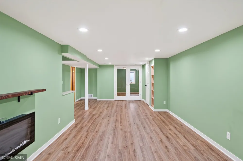 1864 8th Street White Bear Lake, MN 55110