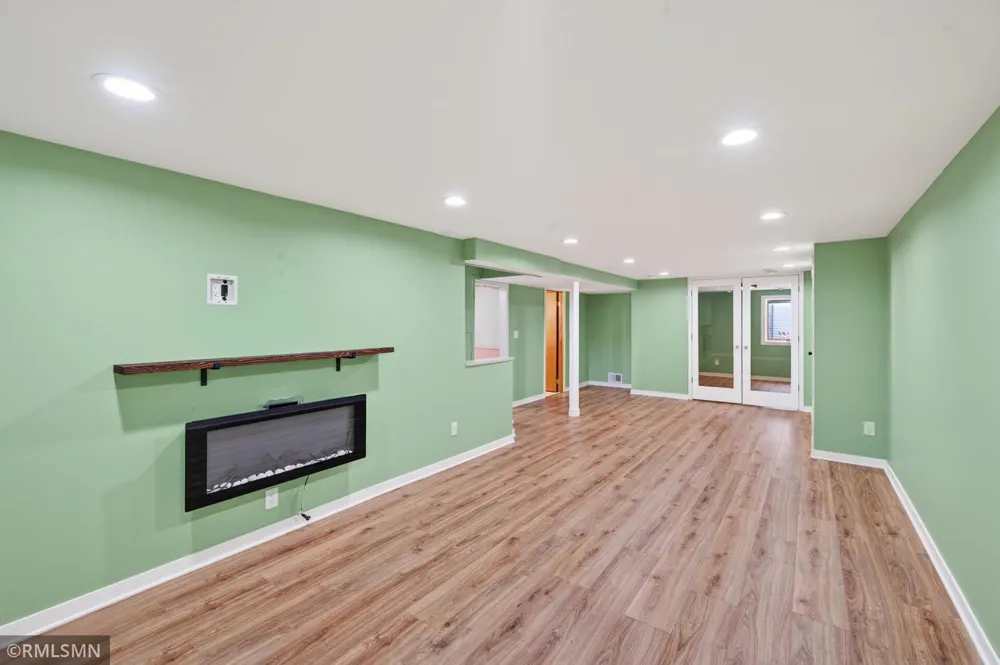 1864 8th Street White Bear Lake, MN 55110