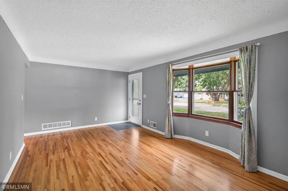 1864 8th Street White Bear Lake, MN 55110