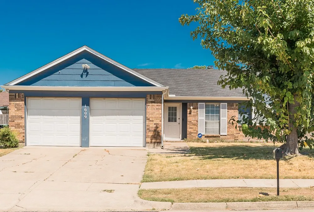 1609 Country Lane Arlington, TX 76018