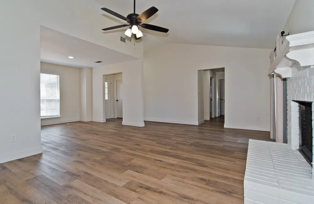 1609 Country Lane Arlington, TX 76018