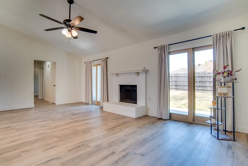 1609 Country Lane Arlington, TX 76018