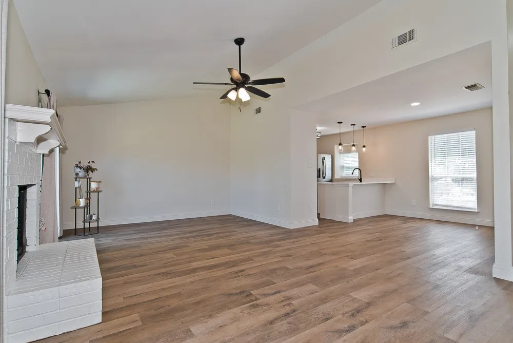 1609 Country Lane Arlington, TX 76018