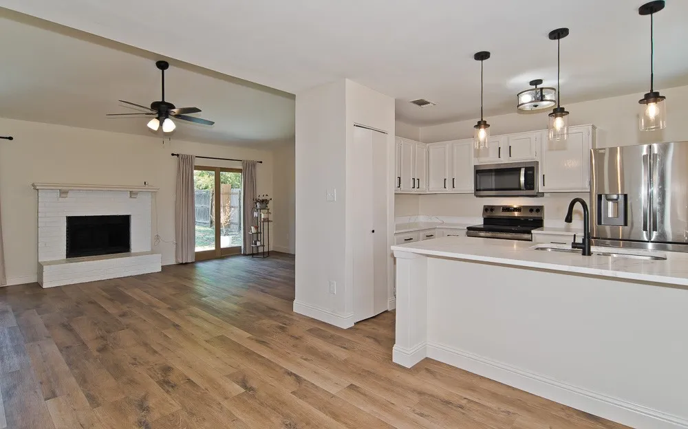 1609 Country Lane Arlington, TX 76018