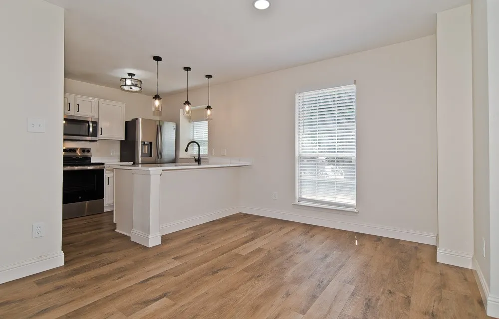 1609 Country Lane Arlington, TX 76018