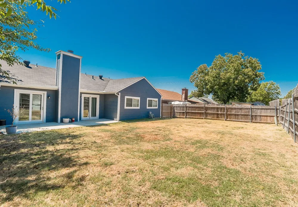 1609 Country Lane Arlington, TX 76018