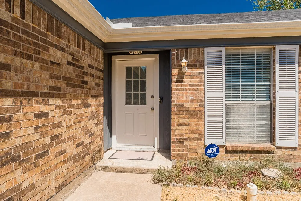 1609 Country Lane Arlington, TX 76018