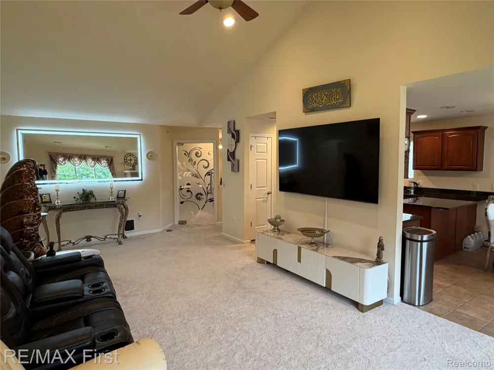 29400 Woodpark Circle Warren City, MI 48092