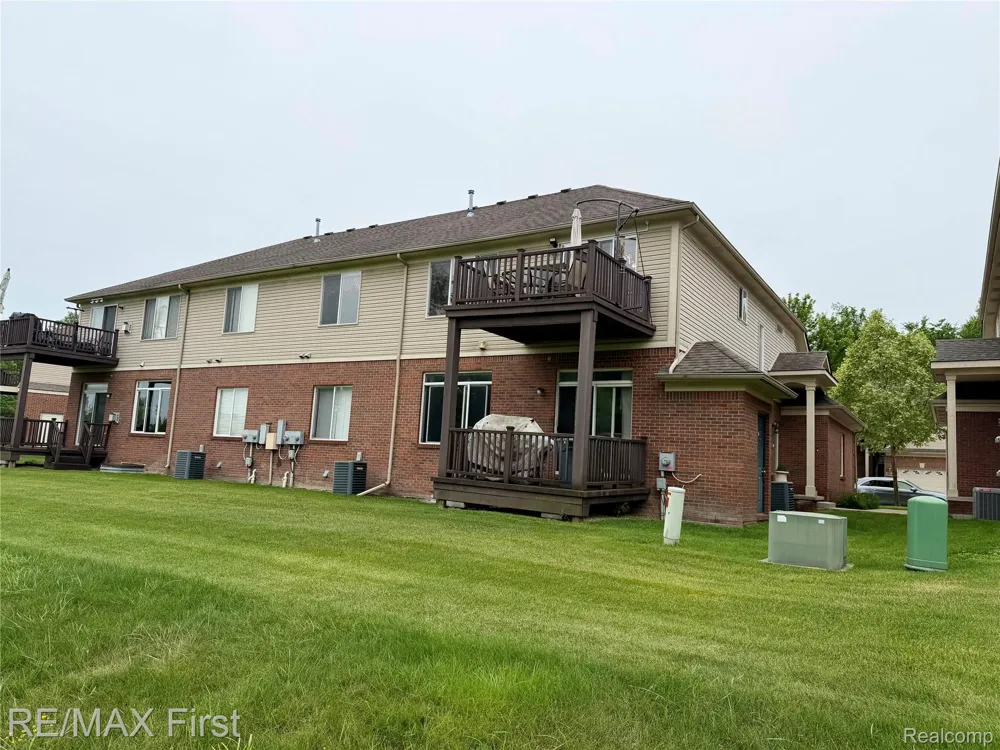 29400 Woodpark Circle Warren City, MI 48092