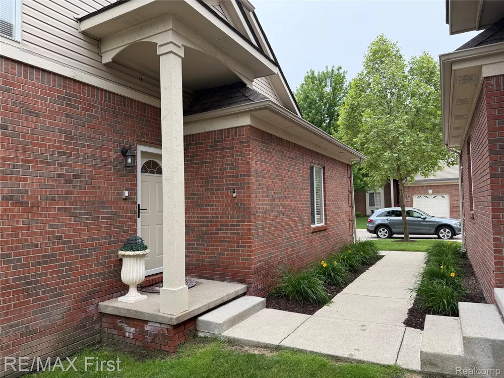 29400 Woodpark Circle Warren City, MI 48092