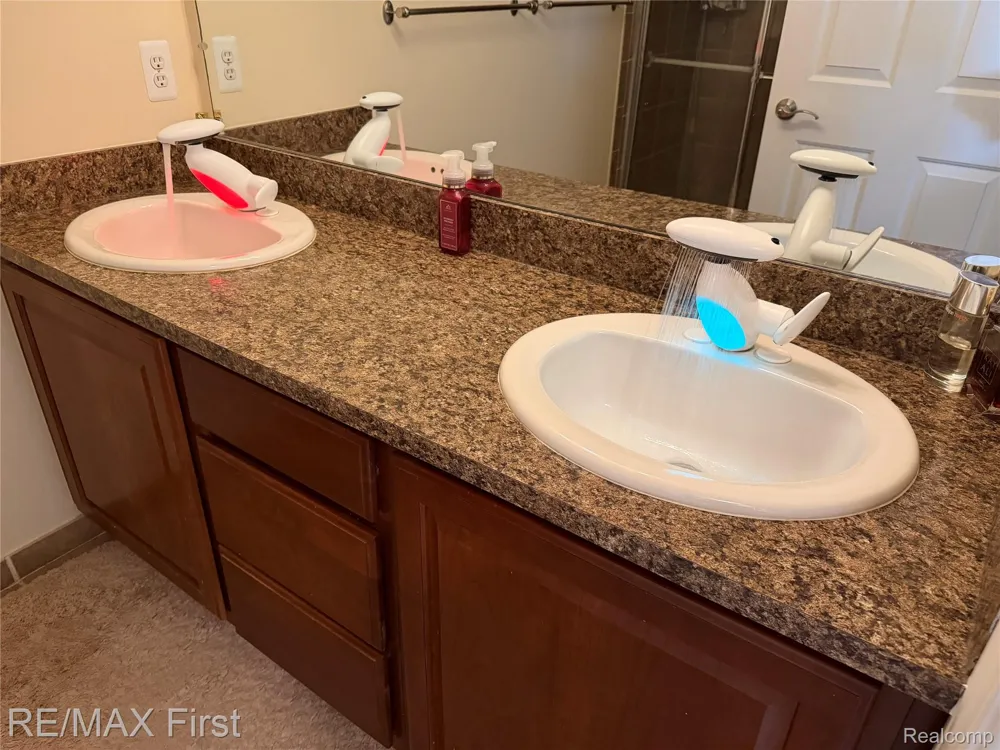 29400 Woodpark Circle Warren City, MI 48092