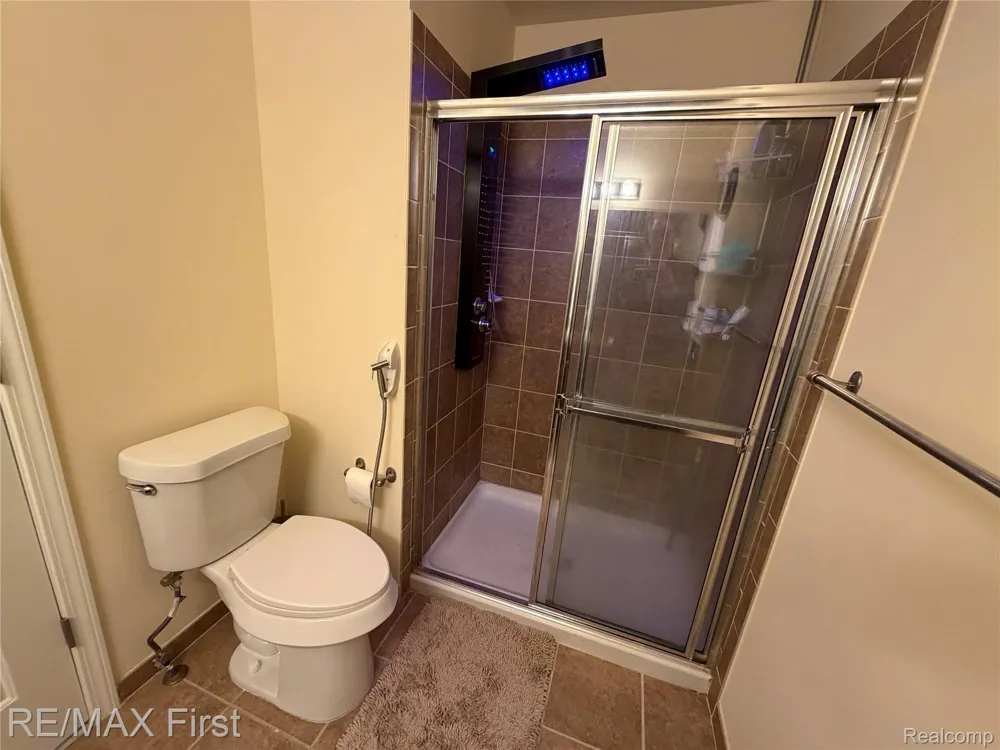 29400 Woodpark Circle Warren City, MI 48092